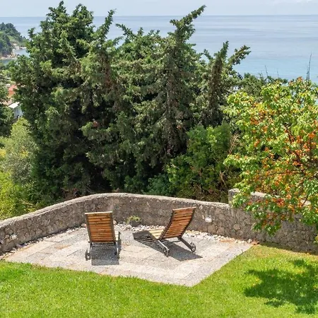 Nikolas Stone House With Stynning Seaview