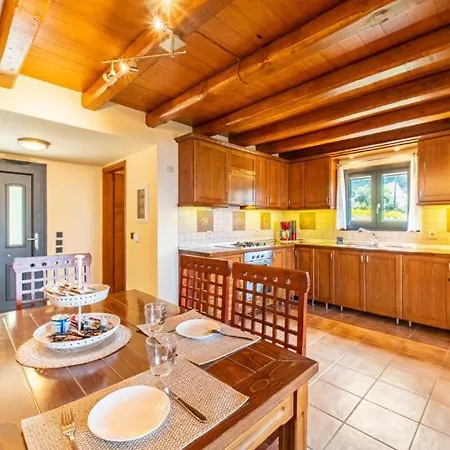 Nikolas Stone House With Stynning Seaview *