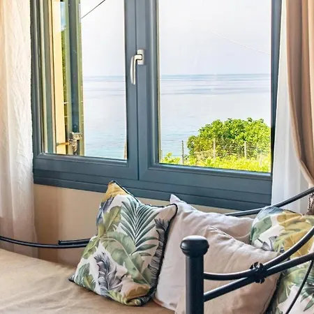 Nikolas Stone House With Stynning Seaview