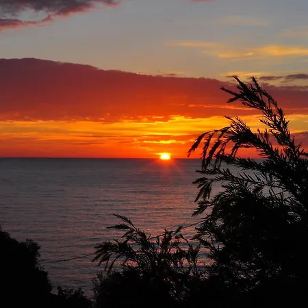 Nikolas Stone House With Stynning Seaview